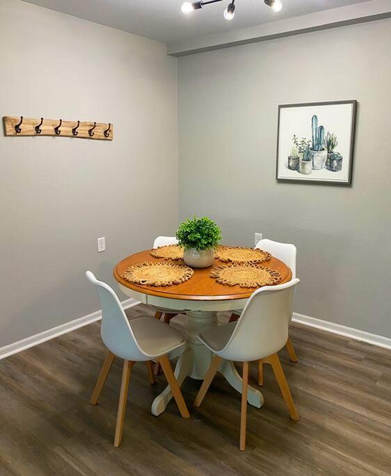 The Mary Lou - 2 Bedroom Apt In Quilt Town, Usa ハミルトン  エクステリア 写真